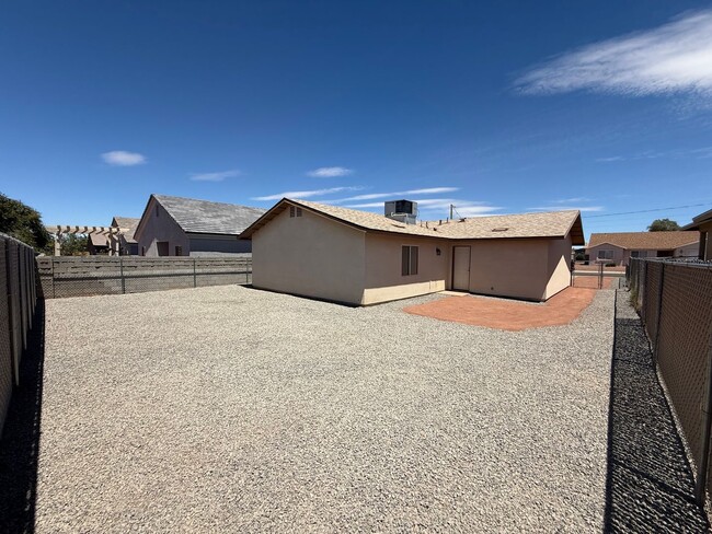 Building Photo - 3 Bedroom 2 Bathroom Home