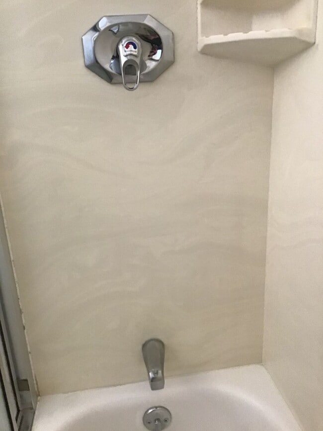 Building Photo - Large 2 bed 1 Bath