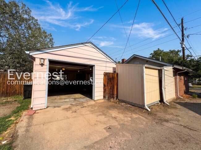 Building Photo - 3 Bed, 2 Bath Home with Garage / Available Soon!