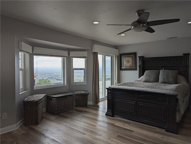 Building Photo - 7380 Live Oak Dr