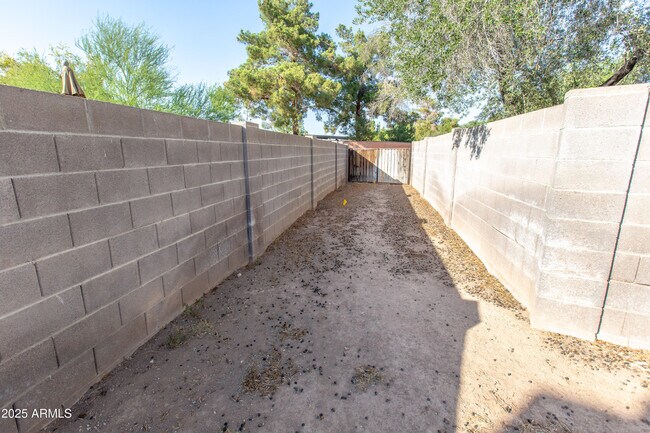 Building Photo - 704 E La Jolla Dr