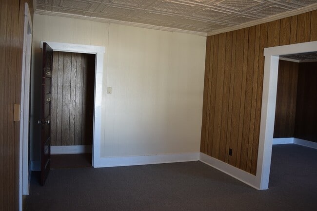 Building Photo - 136 W High St