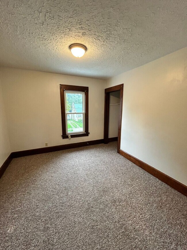 Building Photo - 212 Mohican Ave