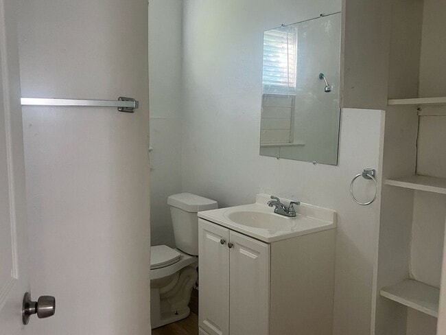 Building Photo - 1380 Live Oak St