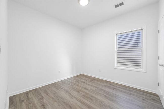 Building Photo - 62 Hutton St