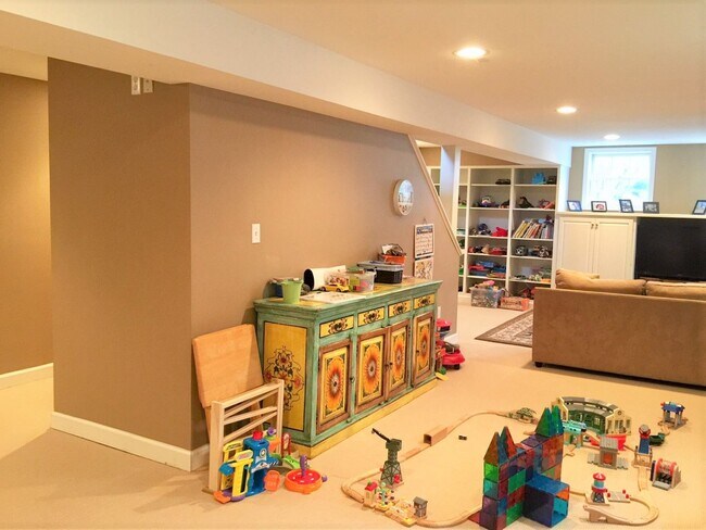 Building Photo - Miraculous & Palatial 5 Bedroom 3.5 Bathro...