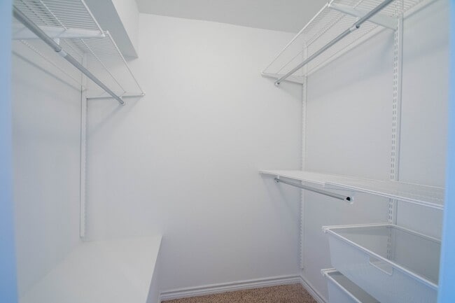 Building Photo - Charming 3-2 condo in private community wi...