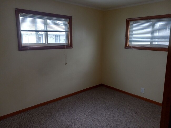 Building Photo - 67 N Kennebec Ave