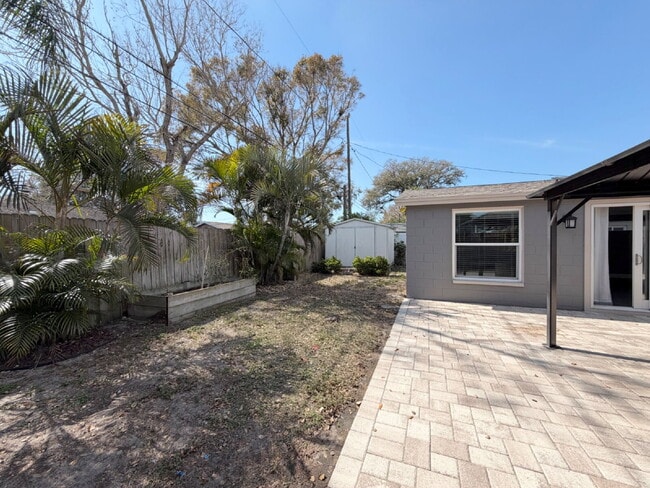 Building Photo - "Spacious 4-Bedroom Retreat with 2 Full Baths in Beautiful Seminole!"