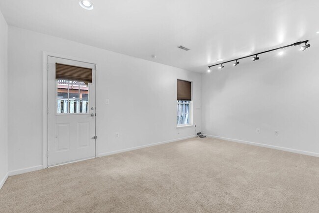 Building Photo - Dream Townhome in Kingstowne – Updated Ele...