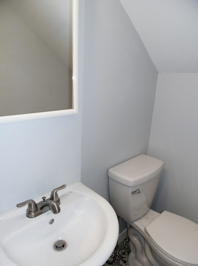 Building Photo - Total Remodel Townhome-Like Unit in Berkel...