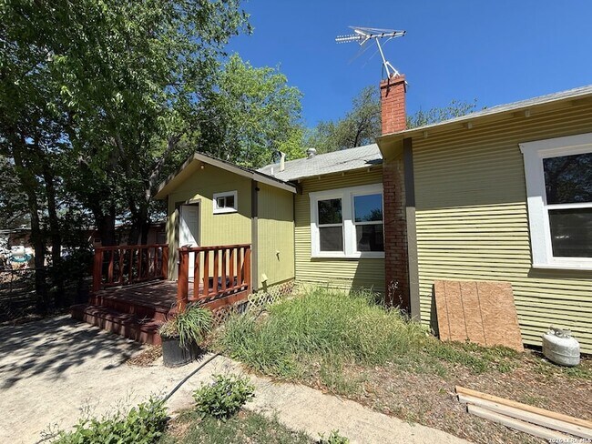 Building Photo - 630 W Gramercy Pl