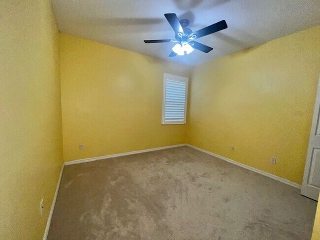 Building Photo - MOVE IN NOW-OVIEDO RENTAL!BEAUTIFUL 3 bd 2.5 bath townhome! 2 CAR ATTACHED GARAGE!FRESH PAINT! Wa...