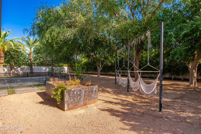 Building Photo - 4421 E Earll Dr