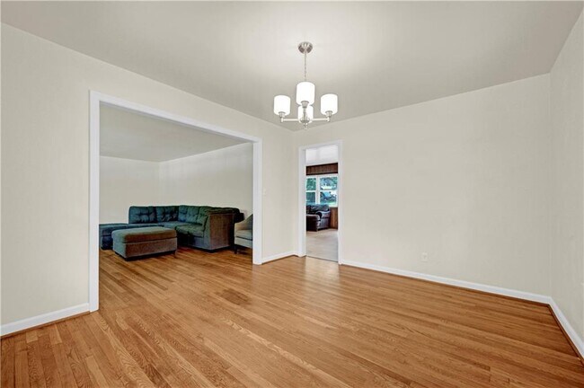 Building Photo - 2127 Desmond Dr