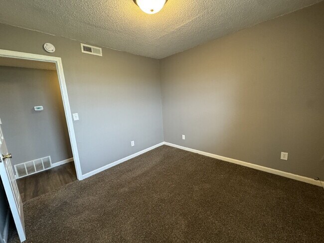 Building Photo - Easy Like Sunday Morning — Comfortable 2 Bed Apartment in Pawnee