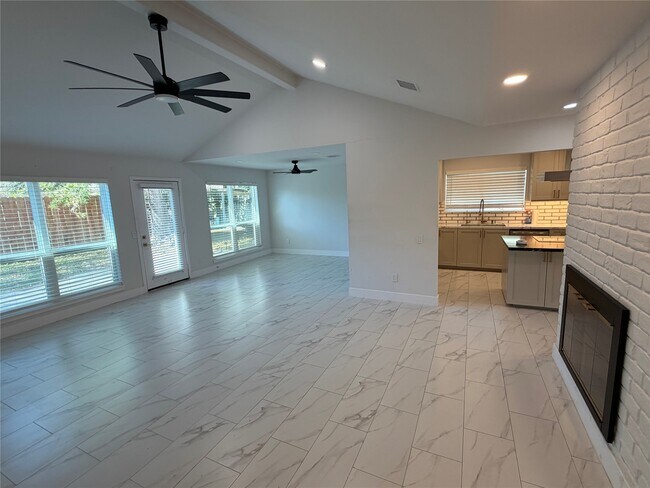 Building Photo - 2218 Round Lake Dr