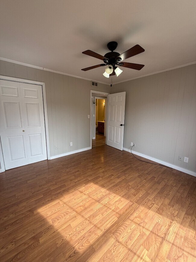 Building Photo - 305 Cherokee Village Dr