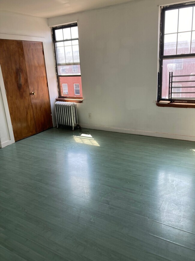Building Photo - 2922 Frankford Ave