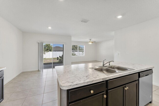 Building Photo - 357 SE Oakridge Dr