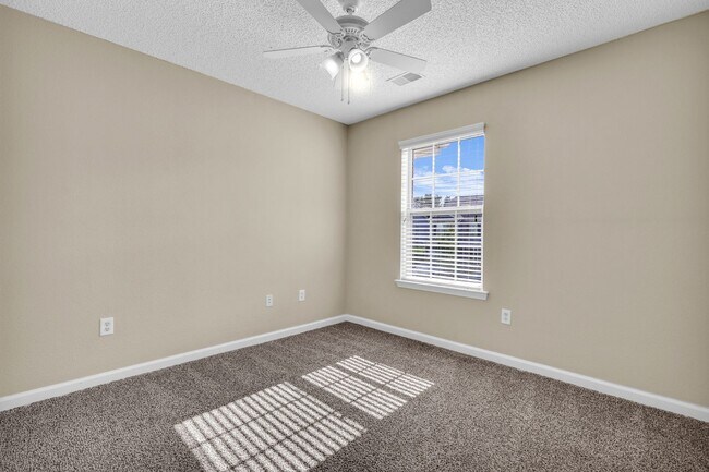 Building Photo - Charming 3-Bed Townhome in Prime Richmond Hill Location!