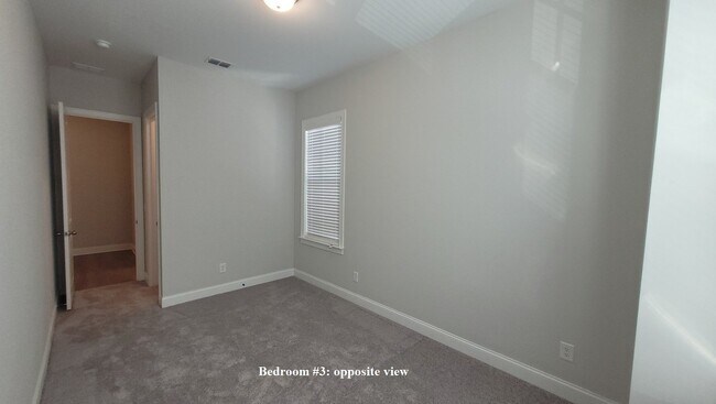 Building Photo - End-unit townhome with plenty of extra windows! Gated Community.