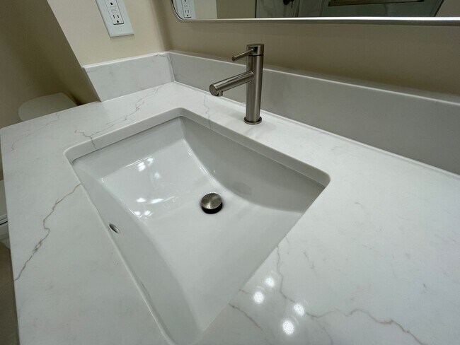 Building Photo - Elegant And Spacious 3 Bed 3.5 Bath Townhome In Vibrant Loudon Parkway Center