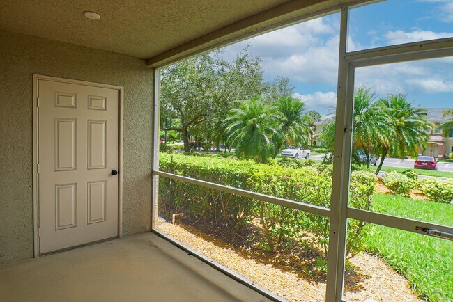 Building Photo - Spacious Townhouse in a Gated community in...