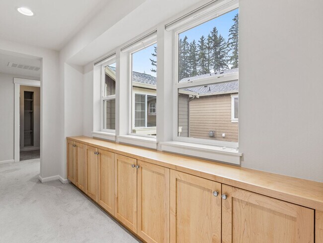 Building Photo - Spacious 4Bd Redmond Home