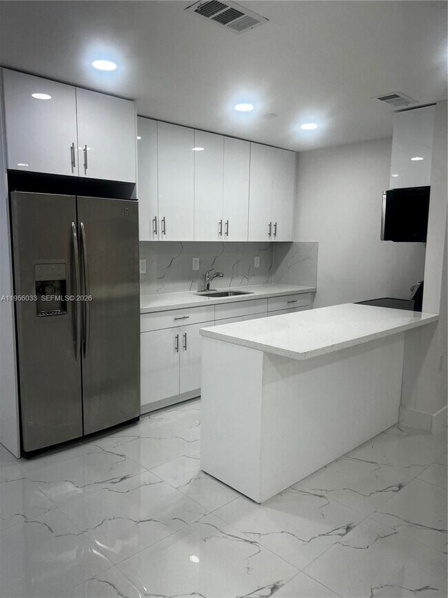 Building Photo - 9402 SW 77th Ave