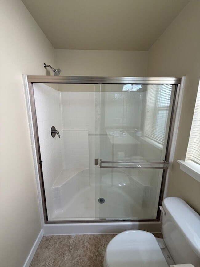 Building Photo - LYNNWOOD 3 BED, 2.5 BATH HOME FOR RENT; AV...