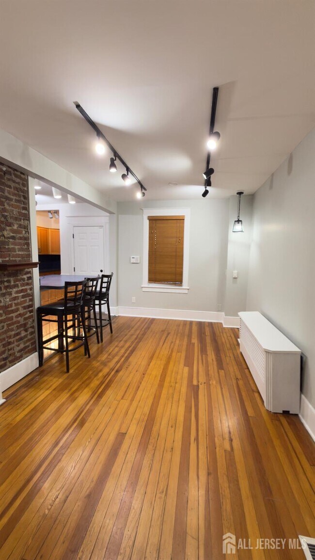 Building Photo - 55 Suydam St