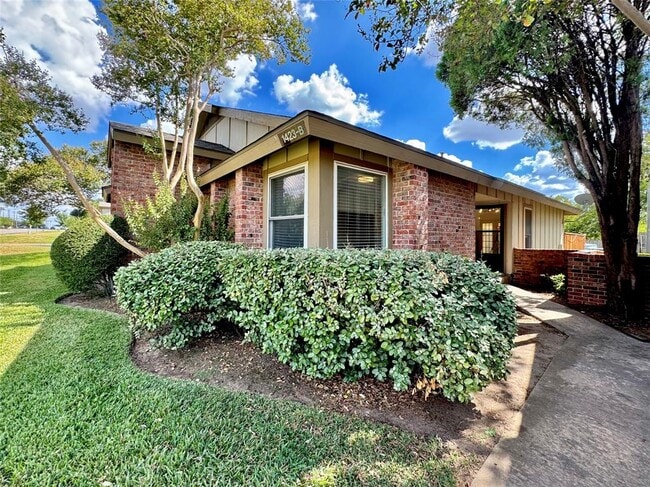 Building Photo - 1423 W Braker Ln