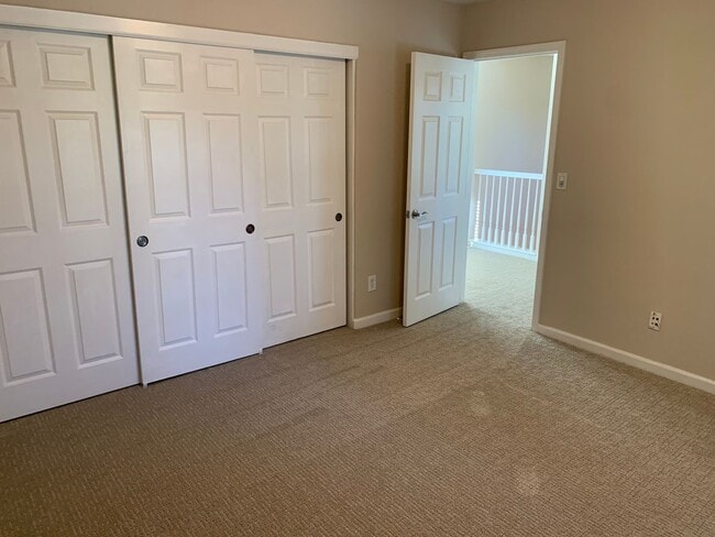 Building Photo - Beautiful 4 Bedroom, 2.5 Bath Mountain Hou...