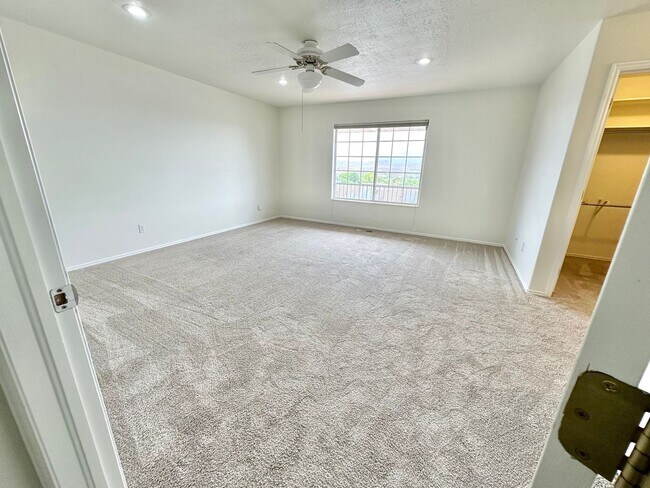 Building Photo - 4 bedrooms plus 2 additional areas. Price Reduced!!