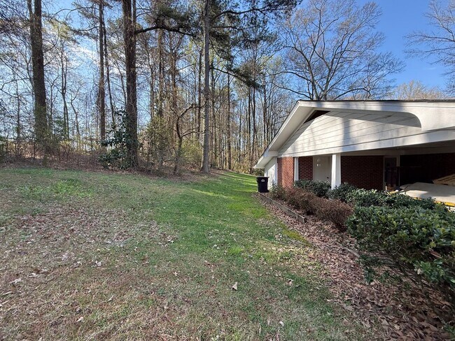 Building Photo - In City Limits!!!