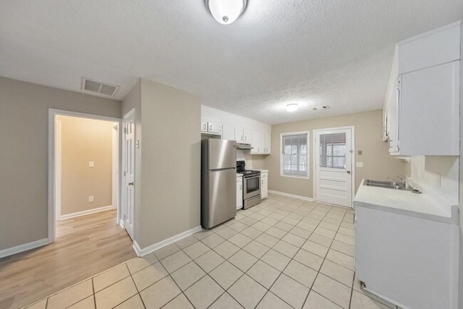 Building Photo - 245 Kimberly Way SW