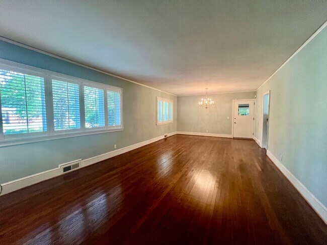 Building Photo - Charming 5 Bedroom Home Close to Everything!