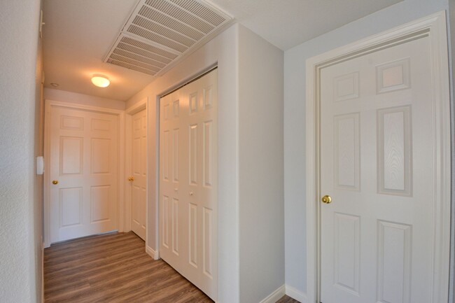 Building Photo - Beautiful / Spacious / Two Bedroom Condo /...