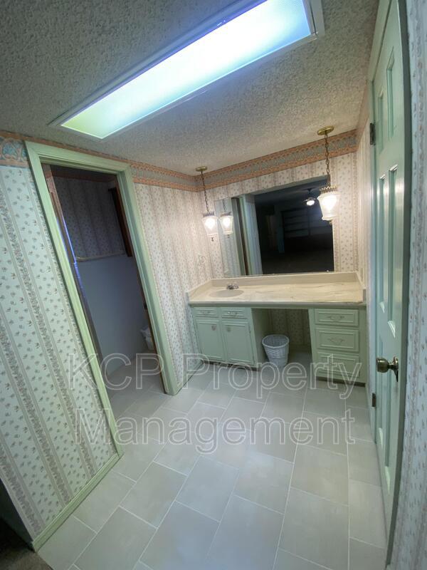 Building Photo - 7601 Oxford Pl