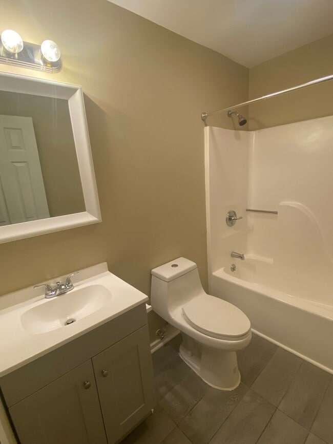 Building Photo - Spacious 4 bedroom, 2 bath Townhome