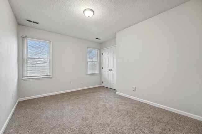 Building Photo - 131 Autumn Ridge Dr