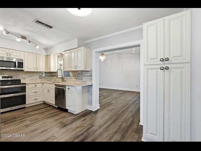 Building Photo - 3 Bedroom with Florida Room and Shed Available Now - Daytona Beach