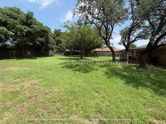 Building Photo - 616 Cedar Dr