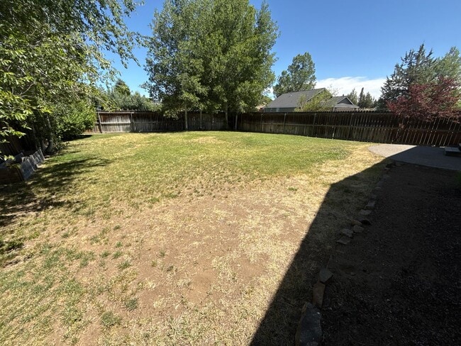 Building Photo - NE 3 Bdrm, 2 Bath, Gas Heat/Fireplace, Newer Carpet & Paint, Corner lot, Fenced Yard, DBL Garage