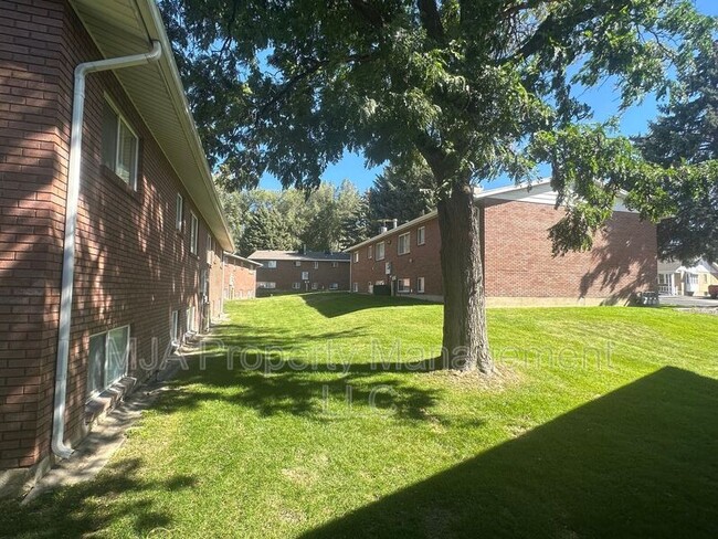 Building Photo - 1735 Holladay Blvd E