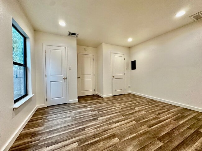 Building Photo - Cozy 4/2