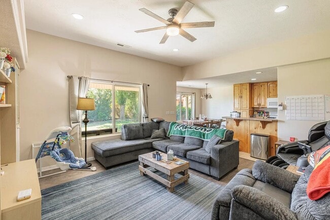 Building Photo - Stunning 4 Bedroom Home in St. George! Pet Friendly!