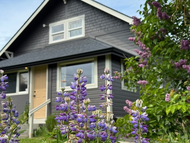 Building Photo - Charming Home for Lease