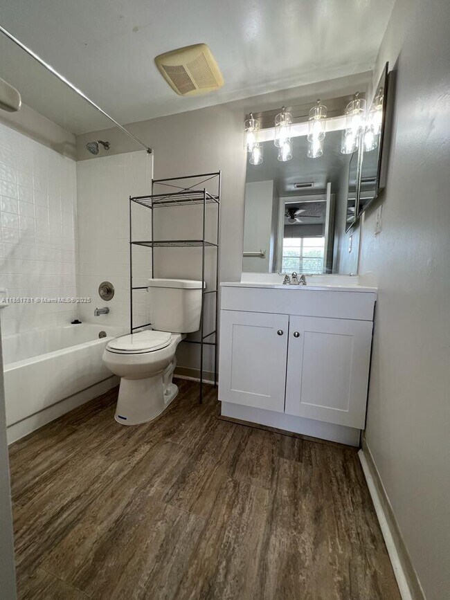 Building Photo - 9992 Twin Lakes Dr